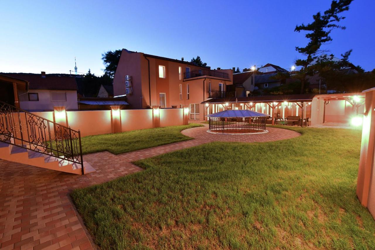 Hotel Barbakan Pécs Exterior photo